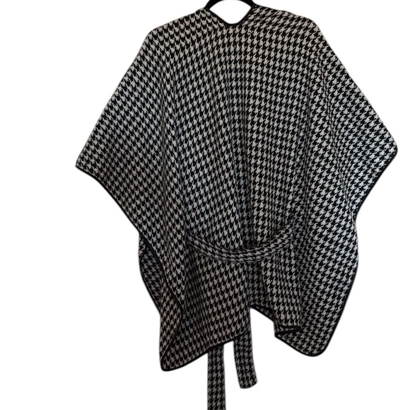Liz Claiborne Houndstooth Cape, black and white, faux leather trim, OS - Picture 3 of 7